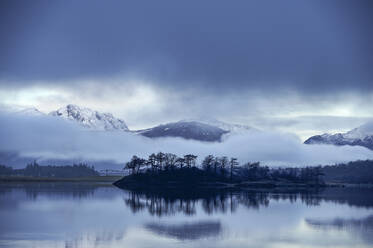 Spiegelung von Bäumen und Bergen in einem See, Scottish Borders, Vereinigtes Königreich - CUF52663