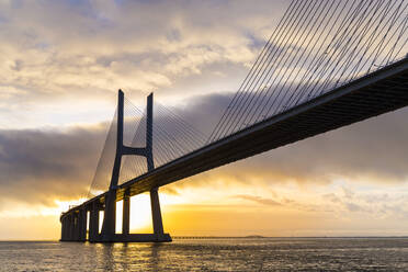 Vasco-da-Gama-Brücke über den Fluss Tejo bei Sonnenuntergang, Portugal - CUF52669