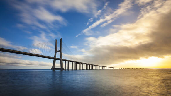 Vasco-da-Gama-Brücke über den Fluss Tejo bei Sonnenuntergang, Portugal - CUF52677