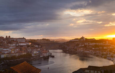 Der Fluss Douro und die Skyline von Porto bei Sonnenuntergang, Porto, Portugal - CUF52683