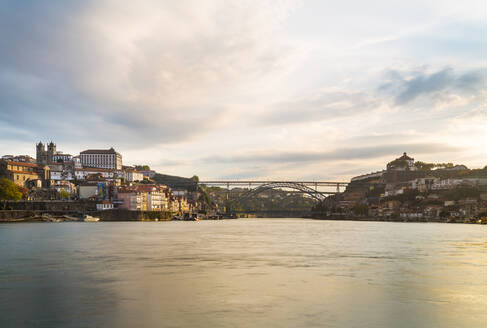 Skyline mit der Kathedrale von Porto und dem Fluss Douro, Porto, Portugal - CUF52684