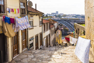 Wäscheleinen vor einem Gebäude, Ponte Dom Luís I im Hintergrund, Porto, Portugal - CUF52685