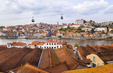 Portweinkeller am Fluss Douro und Teleférico de Gaia, Porto, Portugal - CUF52686