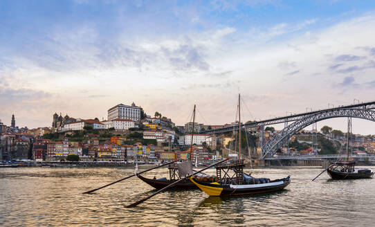 Traditionelle portugiesische Holzfrachtschiffe, die Portwein auf dem Fluss Douro transportieren, Porto, Portugal - CUF52687