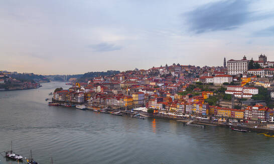 Skyline mit der Kathedrale von Porto und dem Fluss Douro, Porto, Portugal - CUF52689
