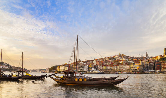 Traditionelle portugiesische Holzfrachtschiffe, die Portwein auf dem Fluss Douro transportieren, Porto, Portugal - CUF52690