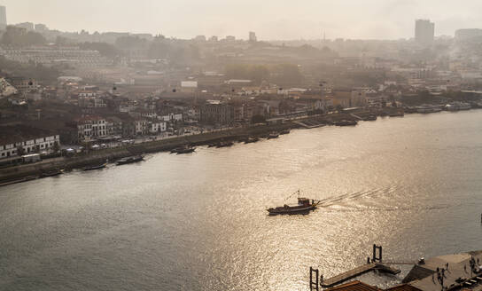 Portweinkeller am Fluss Douro, Porto, Portugal - CUF52692