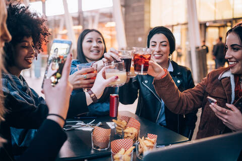 Freunde bei Getränken in einem Straßencafé, Mailand, Italien, lizenzfreies Stockfoto