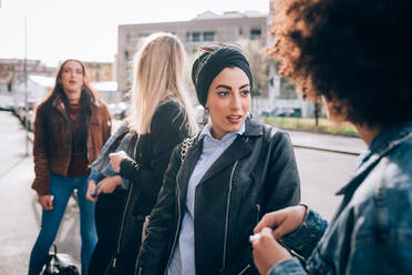 Freunde unterhalten sich auf der Straße, Mailand, Italien - CUF52717