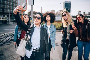 Freunde machen ein Selfie auf der Straße, Mailand, Italien - CUF52726