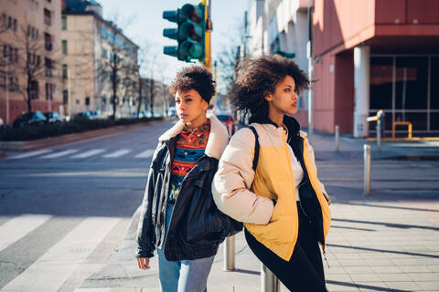 Zwei coole junge Frauen stehen auf der Straße, lizenzfreies Stockfoto