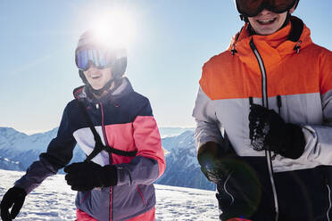 Skifahrer im Teenageralter auf einem verschneiten Berggipfel, Alpe-d'Huez, Rhone-Alpes, Frankreich - CUF52815