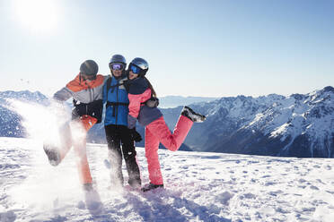 Skifahrer, Mutter mit Sohn und Tochter im Teenageralter, die sich auf einem schneebedeckten Berggipfel abstrampeln, Alpe-d'Huez, Rhone-Alpes, Frankreich - CUF52817
