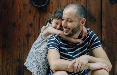 Glückliches kleines Mädchen umarmt ihren Vater im Freien, Mallorca, Spanien - GEMF03245