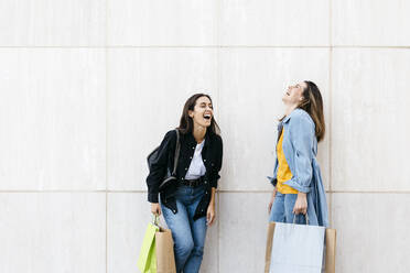Zwei Freunde lachen beim Einkaufen - JRFF03793