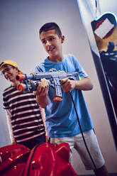 Jugendlicher schießt mit Pistole in einer Spielhalle - ZEDF02661
