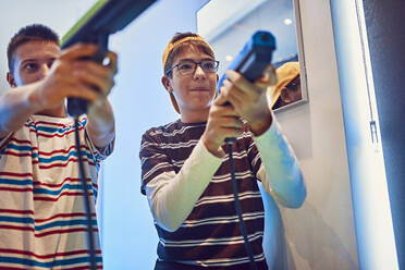 Teenager-Freunde schießen mit Pistolen in einer Spielhalle - ZEDF02665