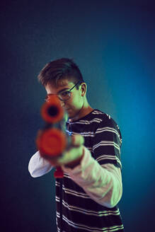Jugendlicher schießt mit Pistole in einer Spielhalle - ZEDF02691
