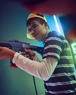 Jugendlicher schießt mit Pistole in einer Spielhalle - ZEDF02693