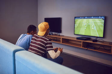 Freunde im Teenageralter spielen ein Videospiel in einer Spielhalle - ZEDF02703