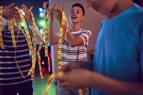 Freunde im Teenageralter haben Spaß mit Eintrittskarten in einer Spielhalle - ZEDF02704