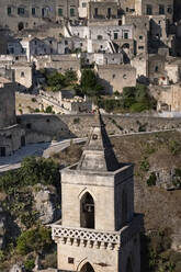 Italien, Basilikata, Matera, Blick auf die Altstadt mit dem Glockenturm von San Pietro Caveoso - HLF01161