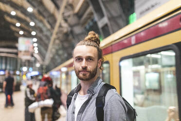 Junger Mann wartet auf dem Bahnhof - WPEF02152