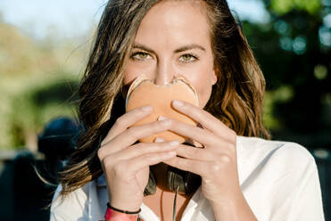 Young woman who covers her face with a hamburger - KIJF02685