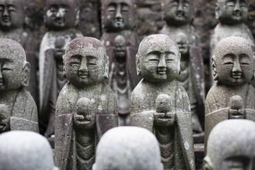 Kleine Buddha-Statuen in einem Tempel in Tokio, Japan - ABZF02679