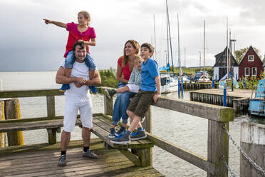 Glückliche Familie auf einer Seebrücke, Ahrenshoop, Mecklenburg-Vorpommern, Deutschland - EGBF00427