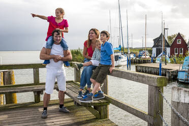 Happy family on a pier, Ahrenshoop, Mecklenburg-Western Pomerania, Germany - EGBF00427
