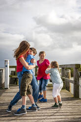 Glückliche Familie auf einer Seebrücke, Ahrenshoop, Mecklenburg-Vorpommern, Deutschland - EGBF00428