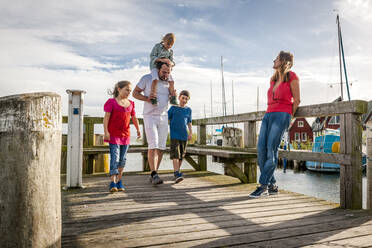 Familie auf einer Seebrücke, Ahrenshoop, Mecklenburg-Vorpommern, Deutschland - EGBF00430