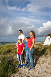 Glückliche Familie auf einer Stranddüne mit Blick auf die Aussicht, Darss, Mecklenburg-Vorpommern, Deutschland - EGBF00432