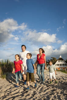 Familie beim Spaziergang am Strand, Darss, Mecklenburg-Vorpommern, Deutschland - EGBF00438