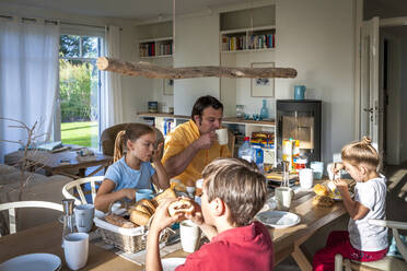 Familie beim Frühstück am Esstisch - EGBF00445