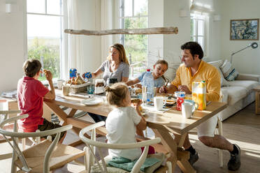 Familie beim Frühstück am Esstisch - EGBF00446