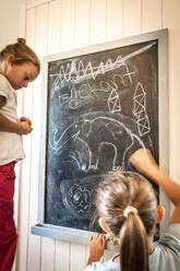 Zwei Mädchen zeichnen an der Tafel - EGBF00452