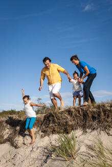 Familie läuft in einer Stranddüne, Darss, Mecklenburg-Vorpommern, Deutschland - EGBF00487