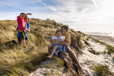 Family in a beach dune at the sea, Darss, Mecklenburg-Western Pomerania, Germany - EGBF00490