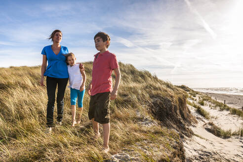 Mutter mit zwei Kindern in einer Stranddüne am Meer, Darss, Mecklenburg-Vorpommern, Deutschland - EGBF00491