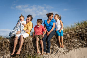 Familie sitzt in einer Stranddüne, Darss, Mecklenburg-Vorpommern, Deutschland - EGBF00494