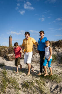 Familie beim Spaziergang in einer Stranddüne, Darss, Mecklenburg-Vorpommern, Deutschland - EGBF00496