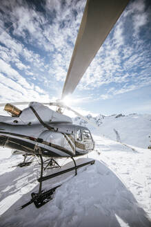 Der Hubschrauber ist auf einem schneebedeckten Berg gelandet. - CAVF65995