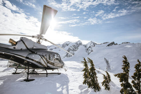 Der Hubschrauber ist auf einem schneebedeckten Berg gelandet. - CAVF65996