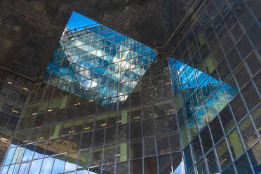 Detail eines modernen Glas-Spiegel-Geschäftsgebäudes an der London Bridge - CAVF66004