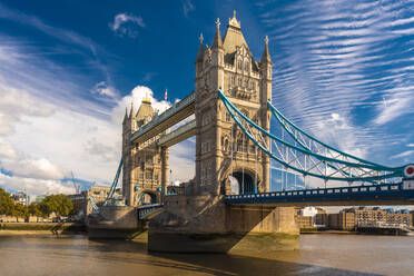 Die Tower Bridge an einem sonnigen Tag in London - CAVF66008