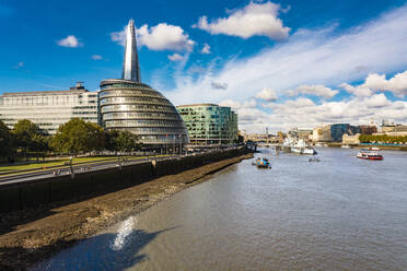 Das Rathaus der Stadt, mit der Scherbe und der HMS Belfast bei Sonnenschein - CAVF66010