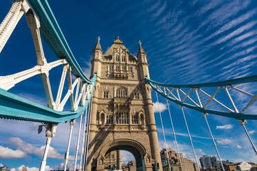 Tower Bridge in London Details mit blauem Himmel - CAVF66011