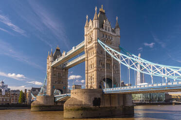 Die Tower Bridge an einem sonnigen Tag in London mit der Scherbe und der Themse - CAVF66012